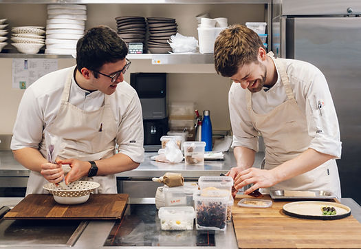 Joel und Mael in der Küche des Zoe_edited.jpg