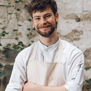 Portrait of head chef Maël Hêche at vegetarian Fine Dining restaurant Zoe in Bern.