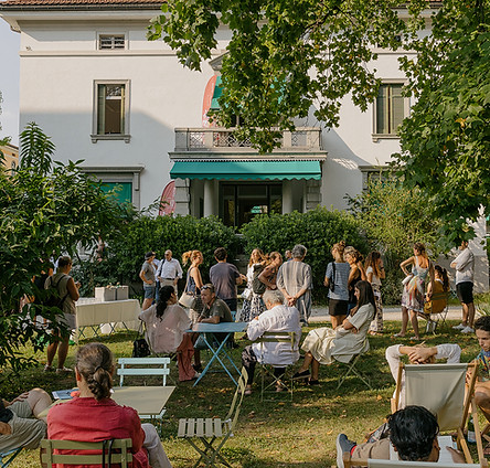 Foto del giardino di Impact Hub Ticino, durante uno degli aperitivi in giardino. Sullo sfondo la villa, spazio di coworking