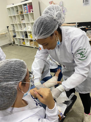 Alunos do Técnico em Enfermagem aprofundam conhecimentos em feridas e curativos em Itaberaí 🩺✨