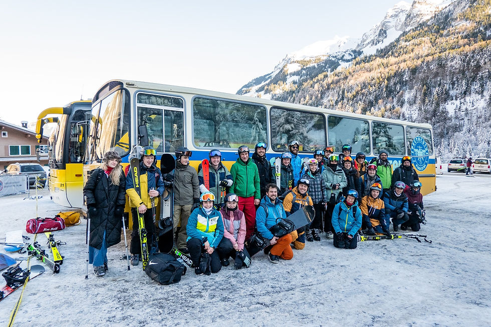 Gruppenfoto mit Guggenbus