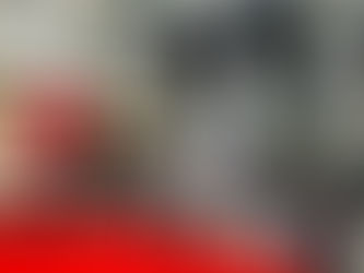 ステージでパフォーマンスするサンタ