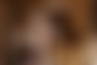 サンタクロース姿の男性がリヤカーの前で手を挙げている。背景にクリスマスの装飾があり、温かい室内の雰囲気。