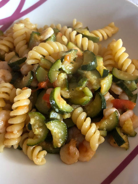 Pasta con gamberetti, zucchine e pomodorini