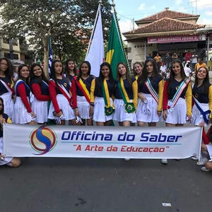 Desfile de Sete de Setembro com as cores e a energia contagiante da Escola Officina do Saber.