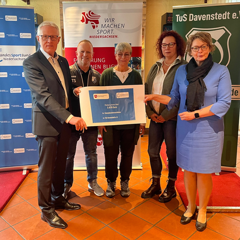 Innenministerin Daniela Behrens und der LSB übergeben dem TuS Davenstedt einen Förderscheck