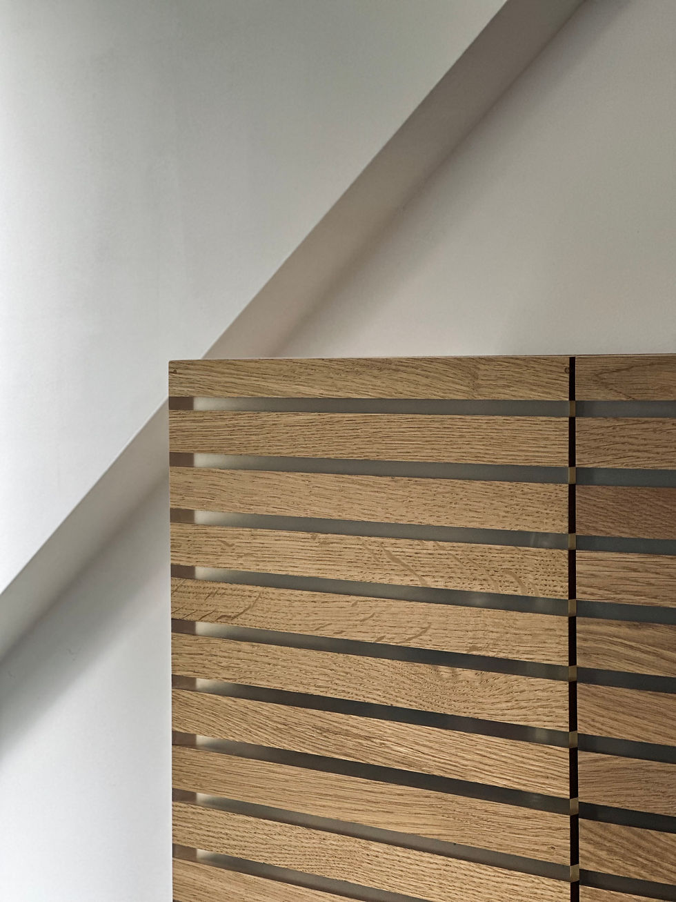 Drankkast van eiken gegoten in epoxy met stalen frame