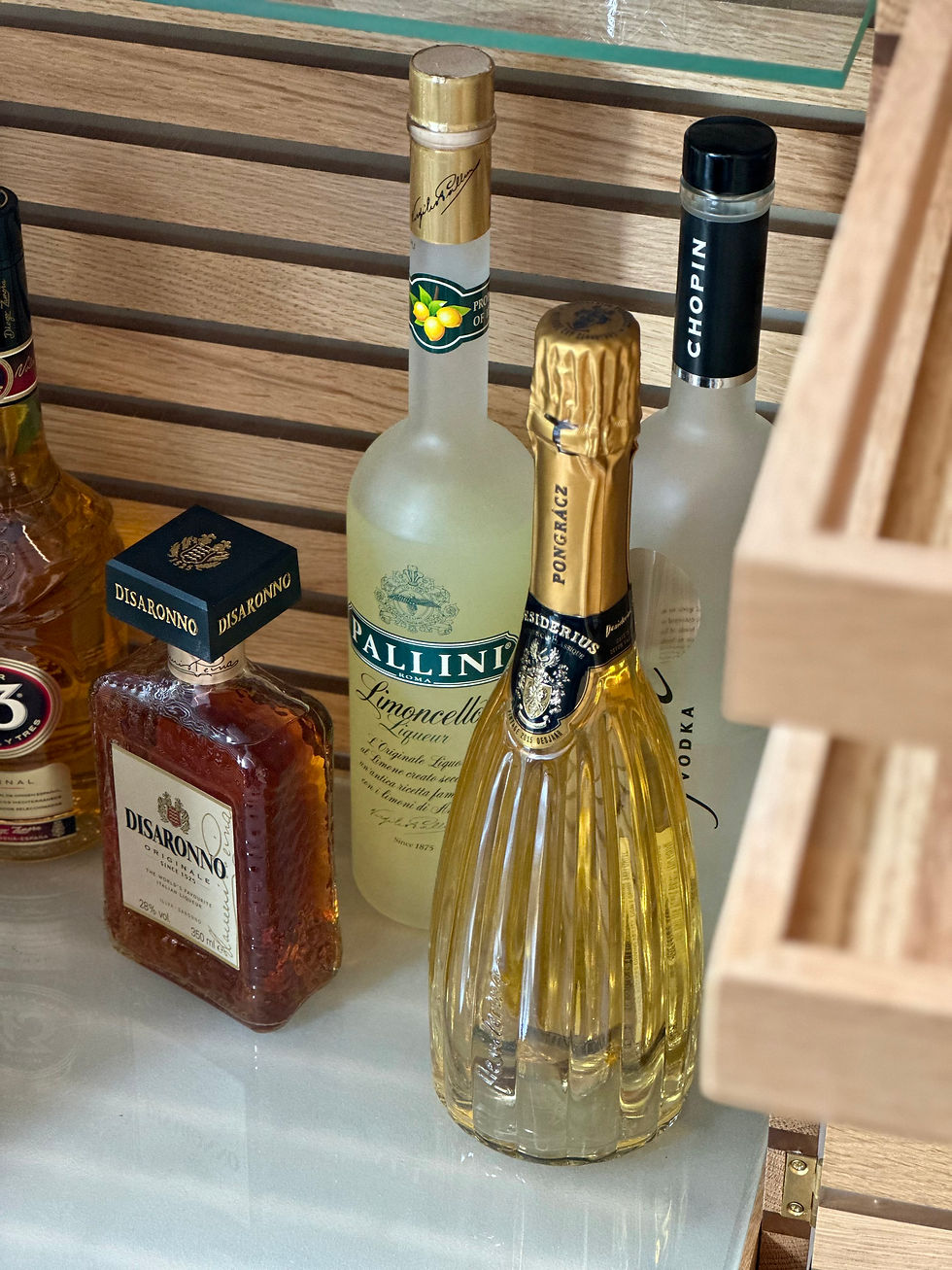 Drankkast van eiken gegoten in epoxy met stalen frame