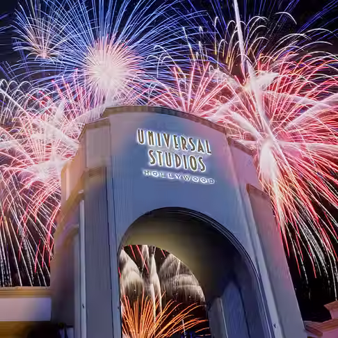 ush-4th-of-july-arch-fireworks-b.avif