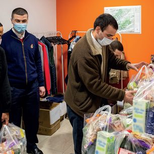 Donazione di cesti alimentari ai bisognosi e offerta mensile di 180 pasti.