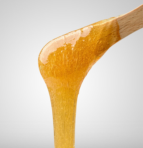 Scheren met een bot scheermes, lastig bereikbare plekken zoals de rug of een geïrriteerde huid:
het zijn veelvoorkomende frustraties. Waxen biedt
dan de meest effectieve oplossing om ongewenst lichaamshaar langdurig te verwijderen. Bij Body Care voor Mannen werken we met ItalWax Pour Homme, speciaal ontwikkeld voor grove, dikke en stugge mannenharen. Perfect voor iedereen die op zoek is naar professioneel waxen voor mannen in Amsterdam.
Waxen verwijdert het haar tot aan de wortel, waardoor het resultaat wekenlang zichtbaar blijft en de huid glad en verzorgd aanvoelt.