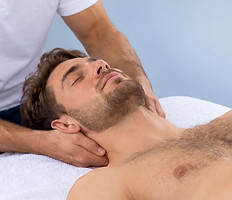 Professionele nekmassage in de spa_edite