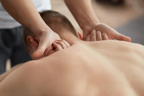 Een massagecursus voor twee is een workshop
van ongeveer drie uur waarin je samen, onder
mijn begeleiding, de basis leert van masseren.
Je ontdekt technieken die eenvoudig zijn, maar een groot effect hebben - perfect om thuis te gebruiken. Of je nu een stel of vrienden bent, het is een mooie manier om samen tijd door te brengen.