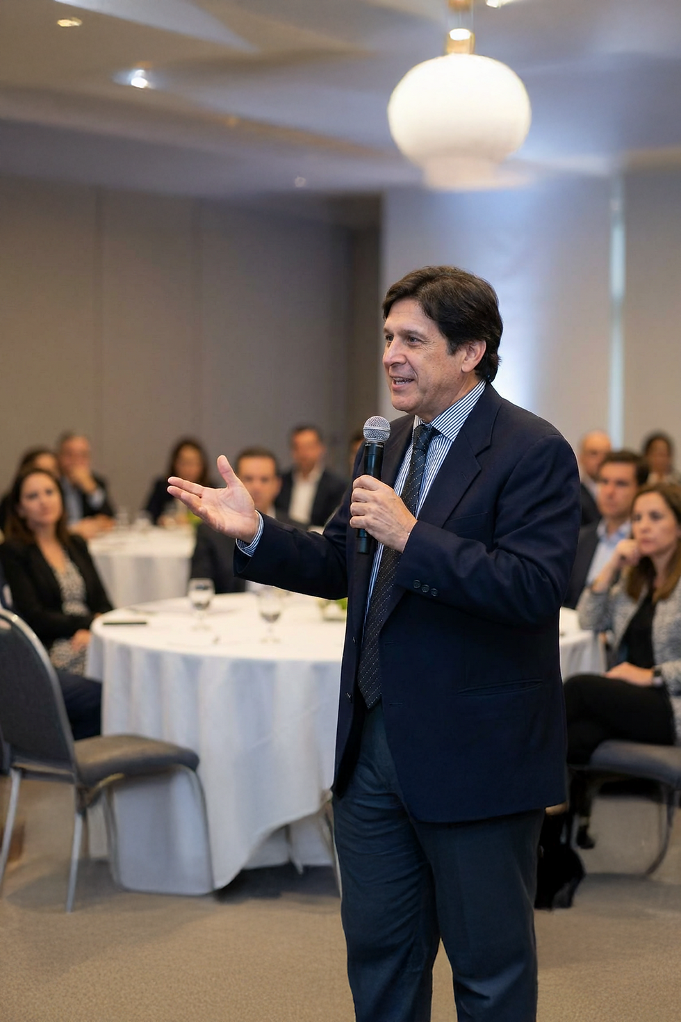 Firefly_Gemini Flash_Three-quarter view of a business speaker holding a microphone_while s