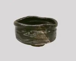 黒織部州浜形茶碗