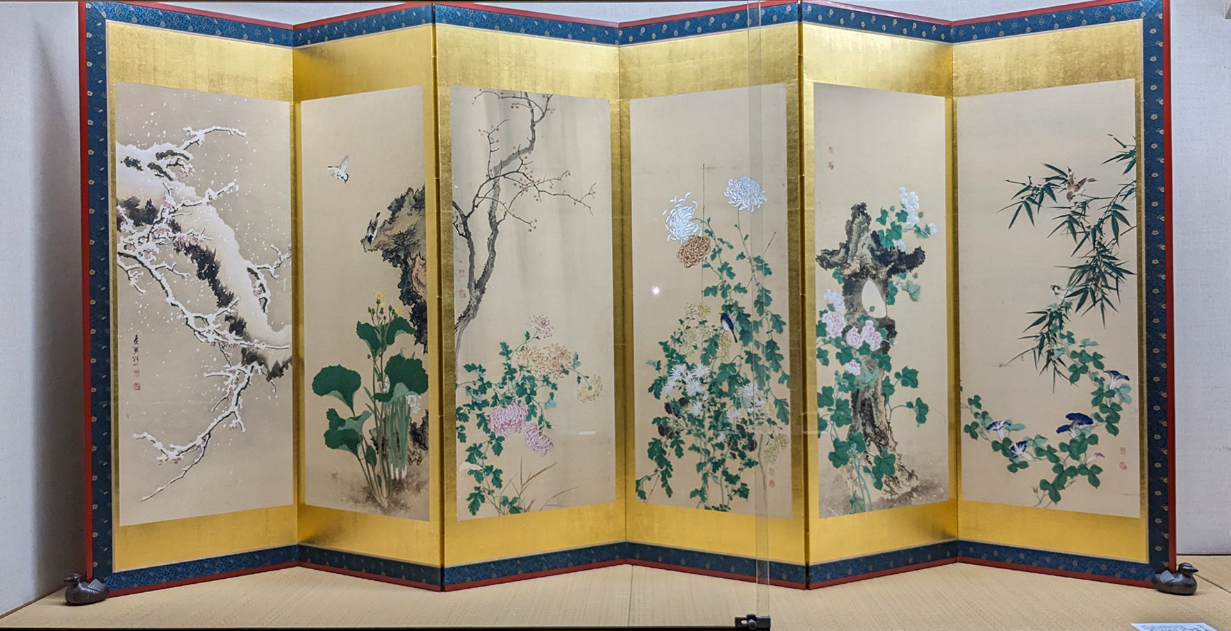 四季花鳥図押し絵貼り屏風(左隻) 堀江友聲