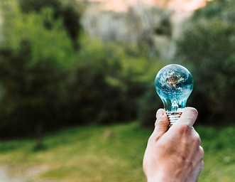 Mano sosteniendo un foco