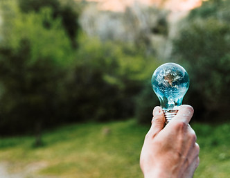 Mano sosteniendo un foco