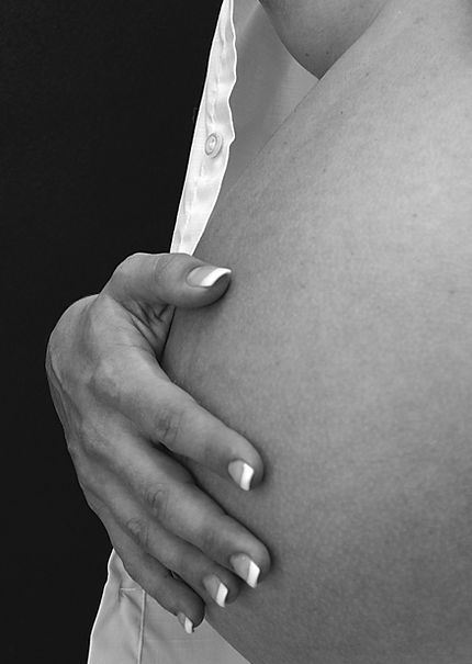 Black_and_white_photograph_of_a_pregnant_woman_(1).jpg