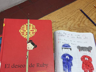 Hilda Escorcia lee el libro, "El deseo de Ruby"