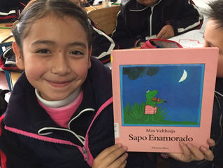 Enamorados de la lectura con la animación de el libro ¨El Sapo enamorado" por la voluntaria Hil
