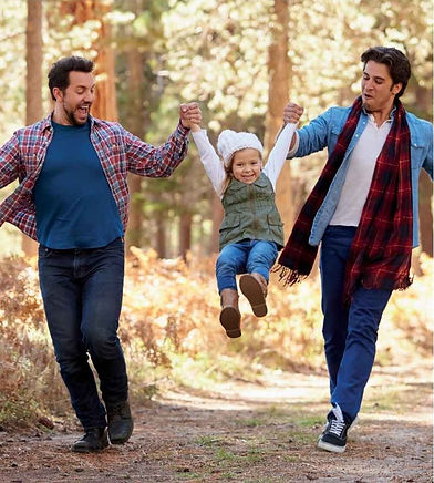Famille se promenant avec enfant