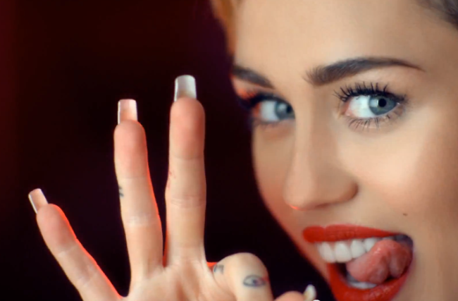 Miley Cyrus, jak dělá satanistické gesto a ukazuje iluminátský symbol