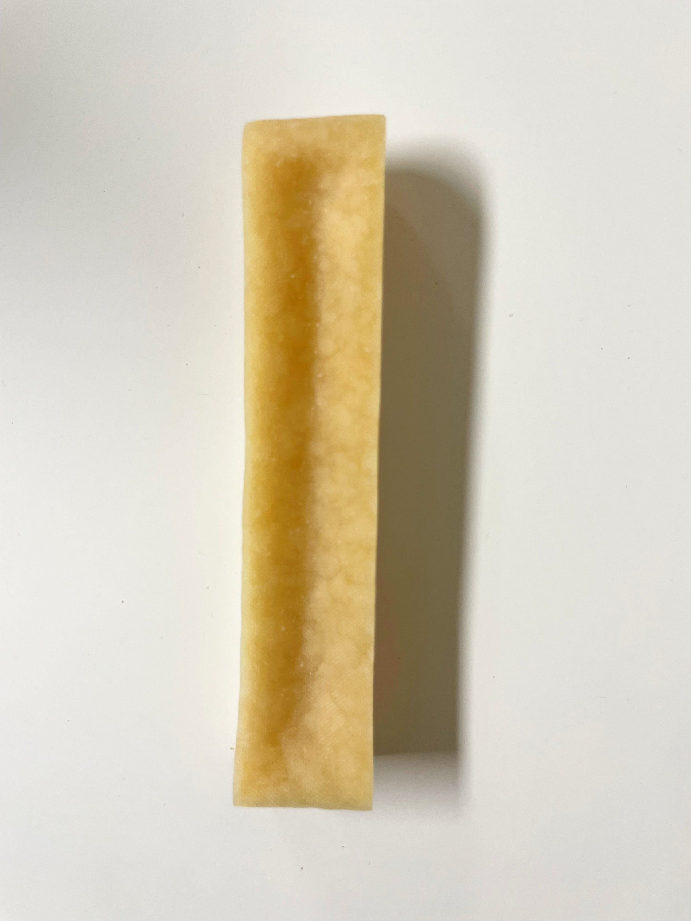 Rechteckiger, hellgelber Kauknochen