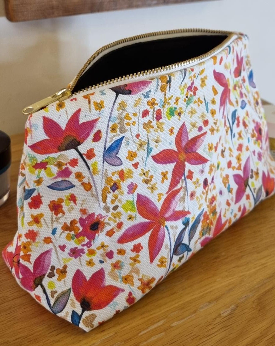 Thumbnail: PINK DAISY COSMETIC BAG