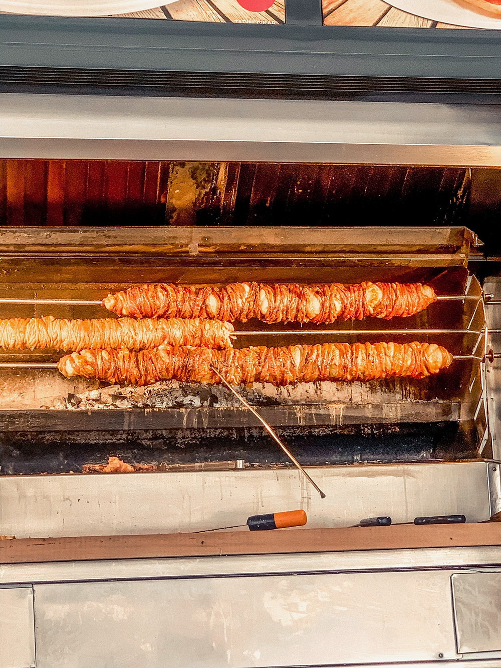 Skewers of roasting kokoreç