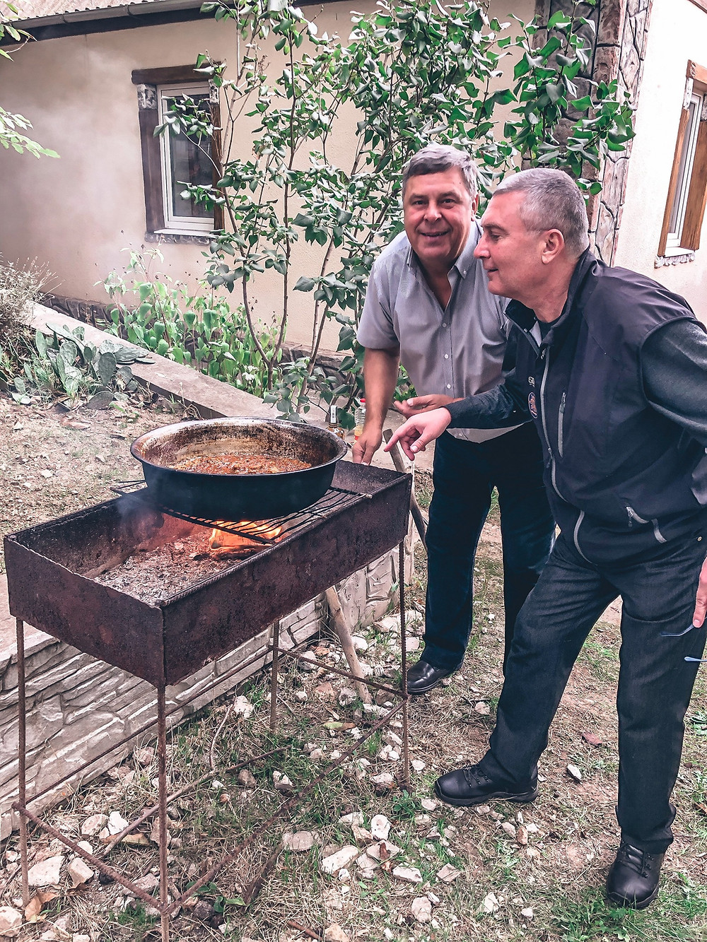 Action shot - Dyada Oleg and Jenna's dad watching the pilaf "na mangalye"