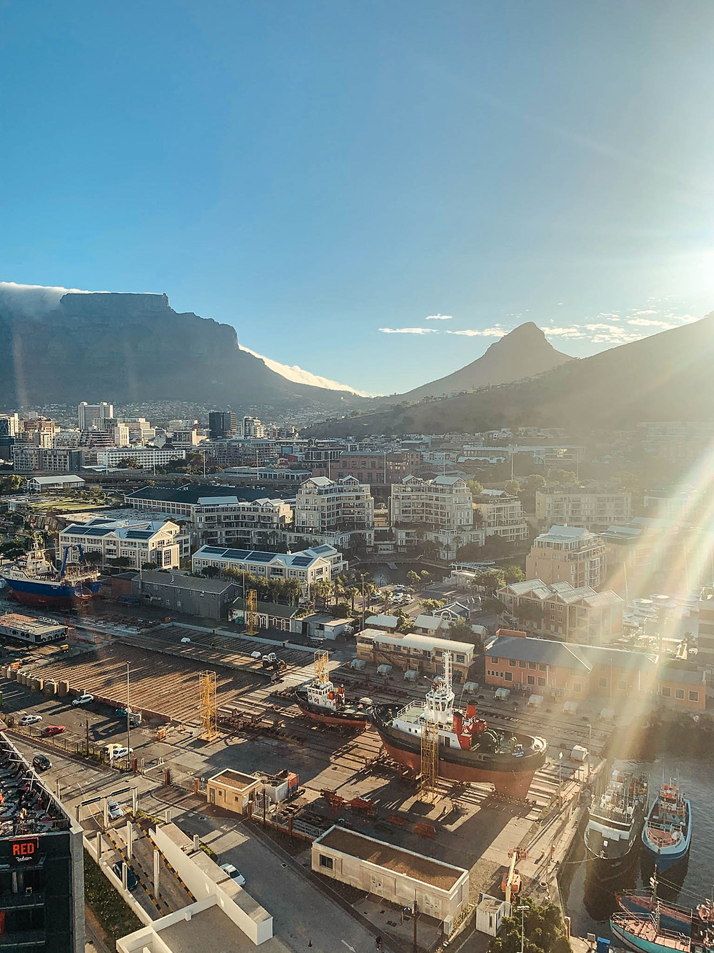 Kloof's Nek in the distance - the pass between Table Mountain on the left and Lion's Head on the right