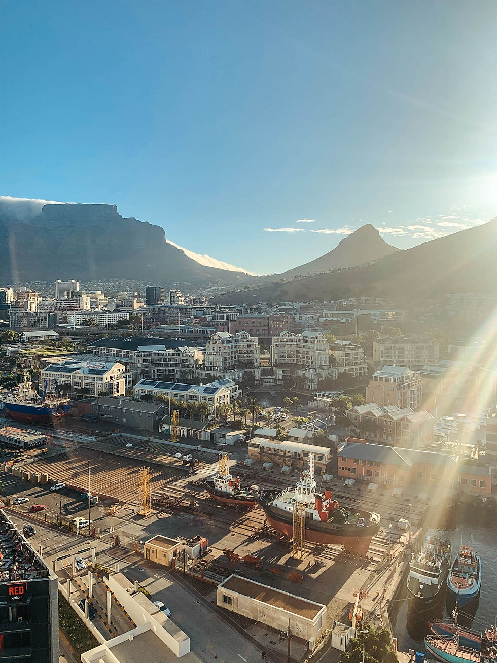 Kloof's Nek in the distance - the pass between Table Mountain on the left and Lion's Head on the right