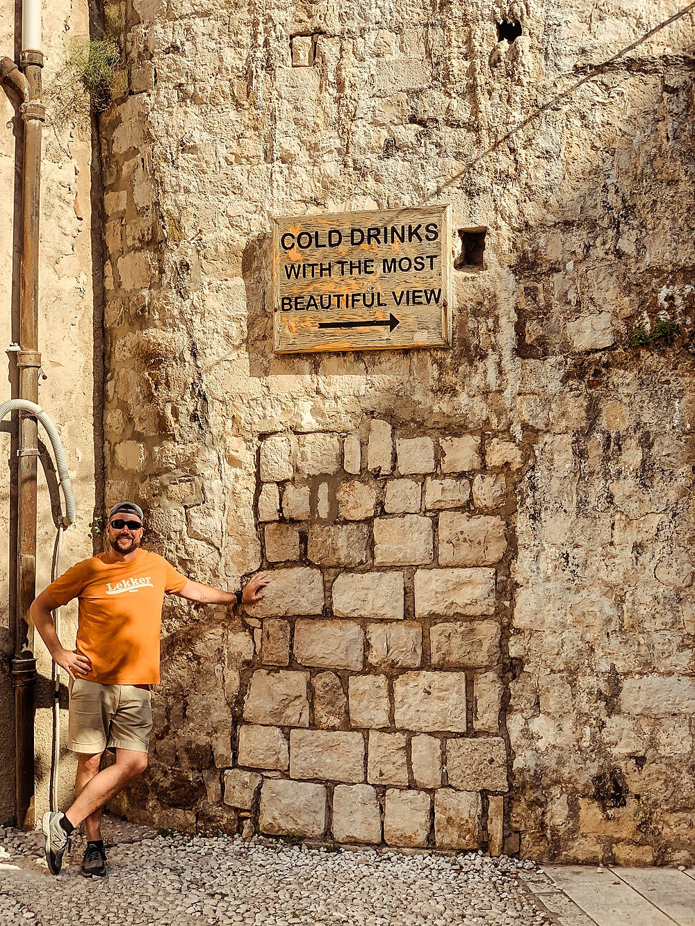 Pointing the way to one of the best places to drink in Dubrovnik!