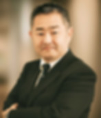 元新聞記者で公認心理師の佐藤浩さんのポートレート写真。対人支援や組織サポートの専門家として活動するアドバイザー