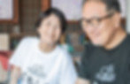 受講生と講師が笑顔で対話しながらアイデアを共有している様子。学びの場の和やかな雰囲気を表す写真