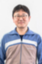落語作家・今井ようじさんのポートレート写真。落語と広告を融合させたユーモアの発想法を伝える講師