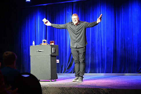 International performing artist and magician, Jim Lenz, delivers jaw-dropping reactions at a Green Bay event. Visit https://www.magicandscienceguy.com/magic for details.