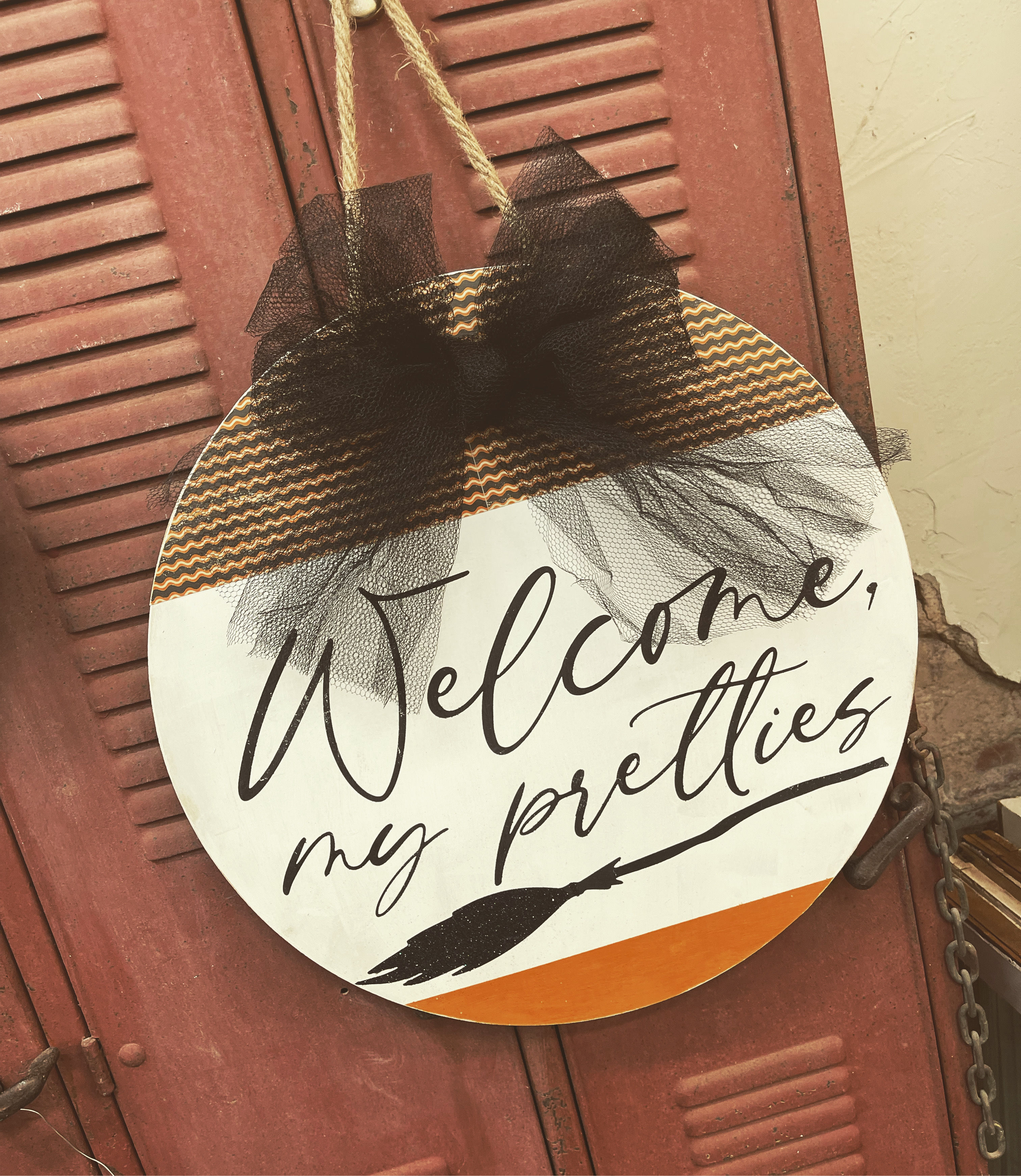 WELCOME MY PRETTIES DOOR HANGER