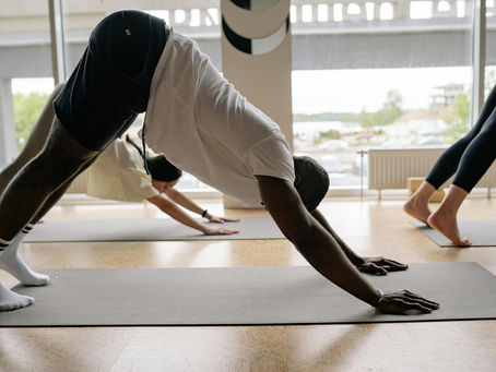 El flujo sagrado de la mañana: cómo el yoga al amanecer despierta tu luz interior