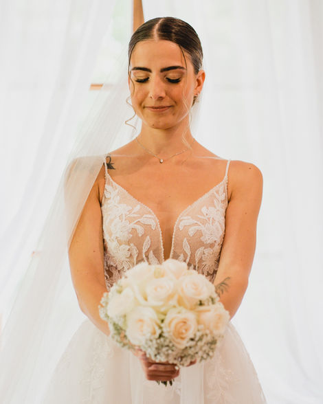 Portrait de la mariée avec son bouquet