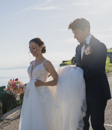 Couple de mariés dans les vignes du Lavaux avec vue sur le lac Léman