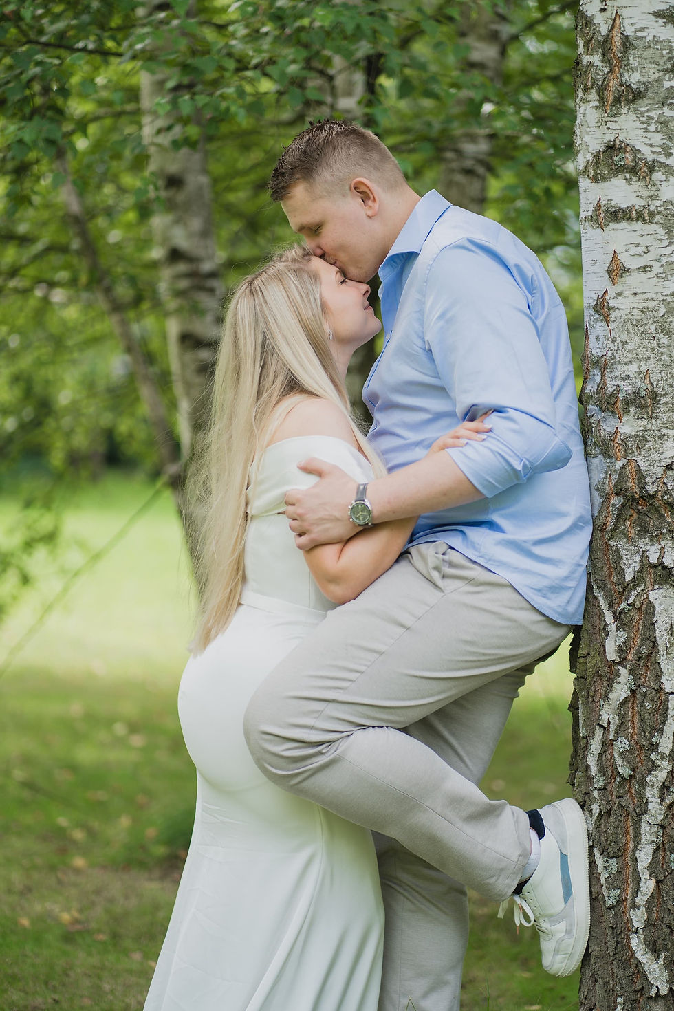 Photo de couple de mariage avec un bisou sur le front ou nez contre nez, moment d’émotion et de rire capturé naturellement