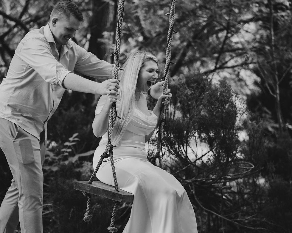 Conseil pour réussir ses photos de mariage : s’amuser et rester naturel, le vrai secret pour des souvenirs inoubliables.