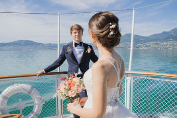 Séance photo des mariés sur un bateau CGN avec vue sur le lac Léman