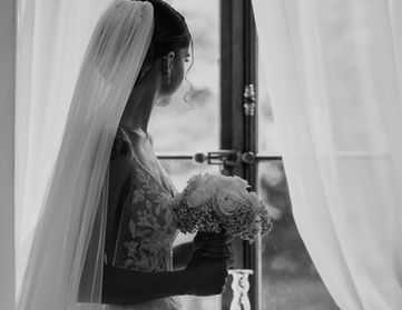 Portrait de la mariée pendant les préparatifs de son mariage à Genève
