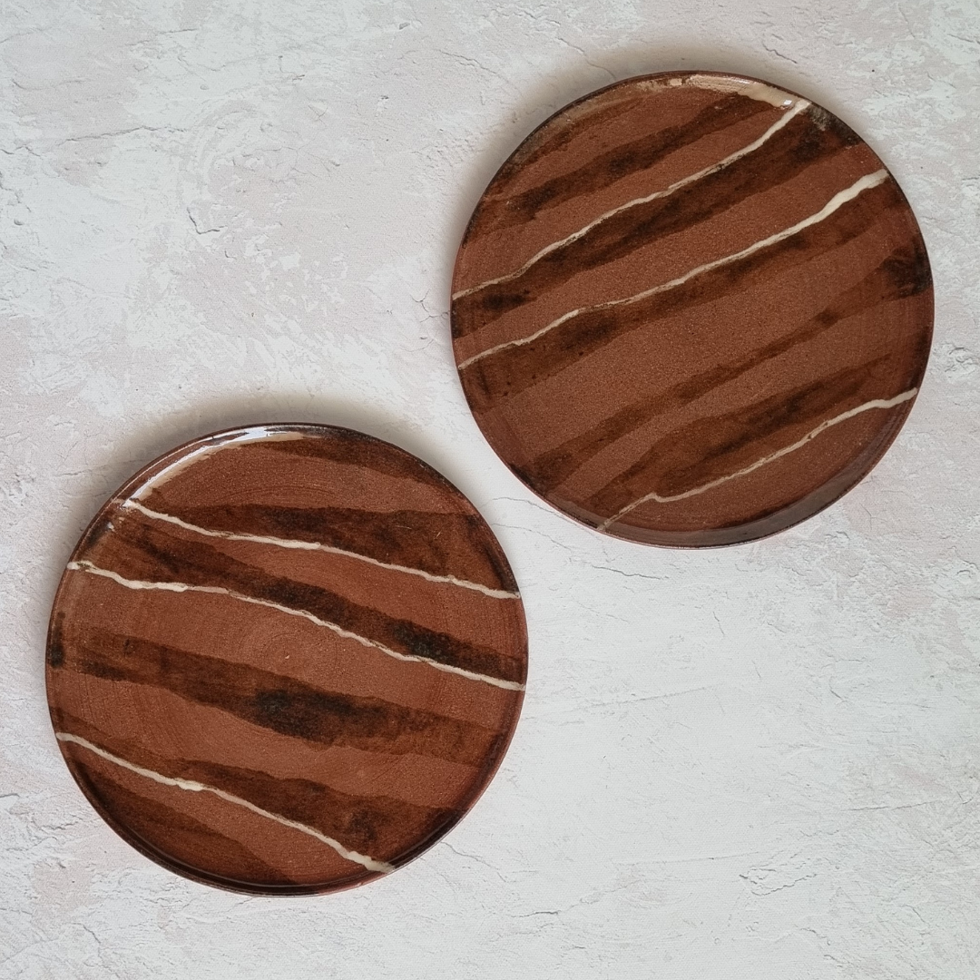 סט של שתי צלחות בינוניות עם פסים בגוון חום