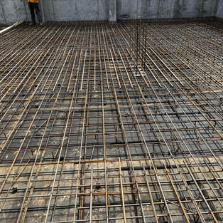 Триває влаштування армокаркасу підлоги підземного паркінгу