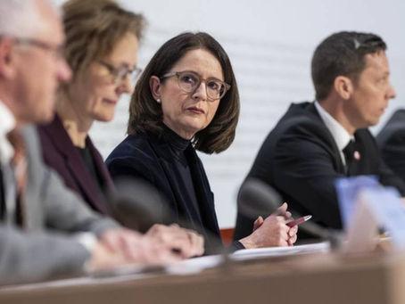 Susanne Vincenz-Stauffacher an der Medienkonferenz des Nein-Komitees