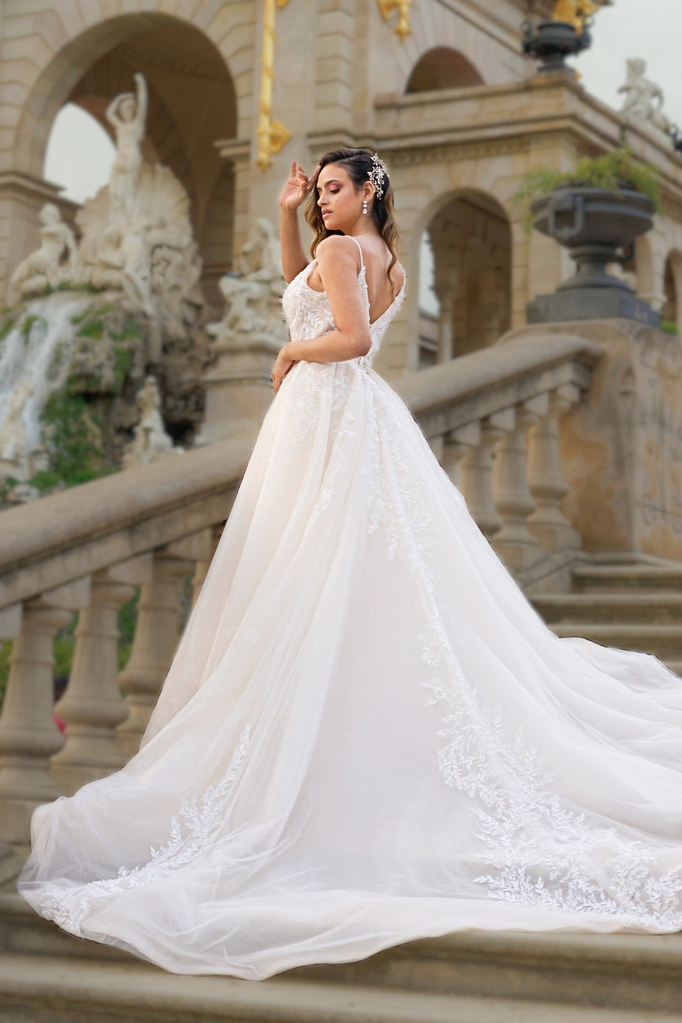 Modelo usando vestido de noiva longo em escadaria. Marca Celine Milano